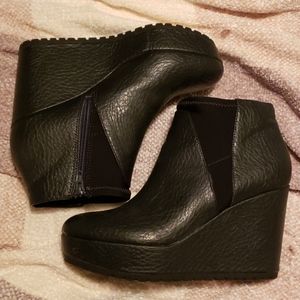 Simply Vera wedge booties